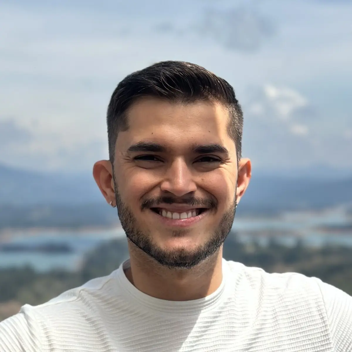 Kenneth Oviedo al aire libre en Costa Rica